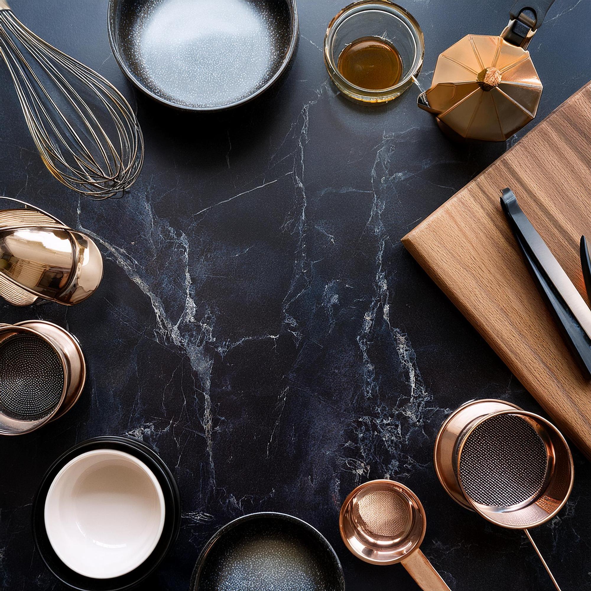 Set di attrezzi da cucina professionali su tavolo